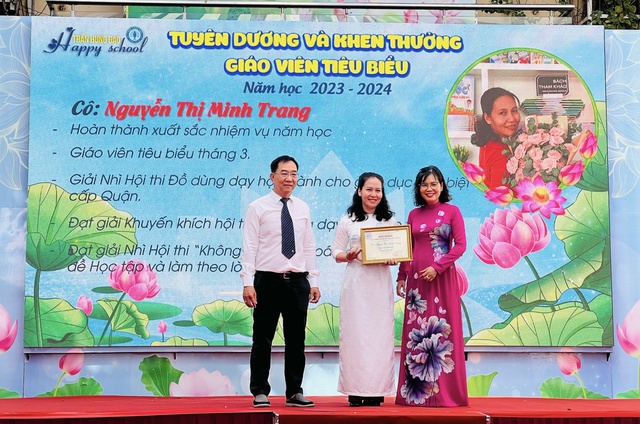 Mời phụ huynh lên nhận khen thưởng cùng con trong ngày tổng kết năm học- Ảnh 2.