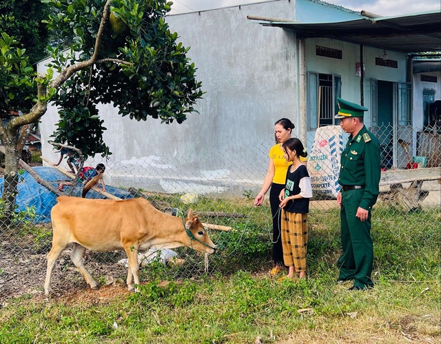 Biên cương hữu nghị: Nâng đỡ những mảnh đời khốn khổ- Ảnh 5.