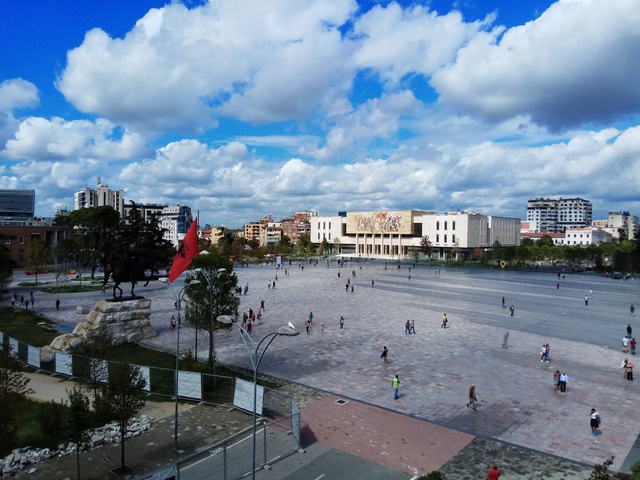 Sự giao thoa giữa lịch sử và nhịp sống hiện đại tại Tirana, thủ đô của Albania- Ảnh 1.