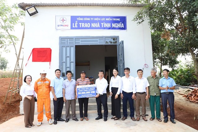 Công ty Điện lực Đắk Nông hỗ trợ xây nhà tình nghĩa cho gia đình khó khăn- Ảnh 2.