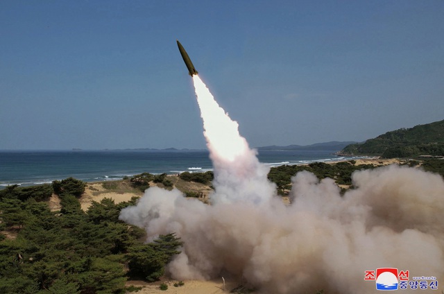 Triều Tiên phóng hàng loạt tên lửa đạn đạo, Hàn-Nhật cảnh báo- Ảnh 1.