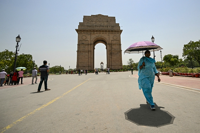 Nắng nóng gần 50 độ C tại thủ đô Ấn Độ- Ảnh 1.