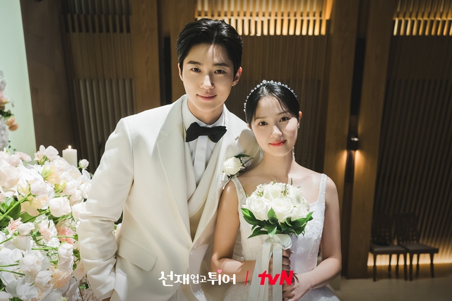 Ảnh cưới Byeon Woo Seok và Kim Hye Yoon trong 'Cõng anh mà chạy'- Ảnh 1.