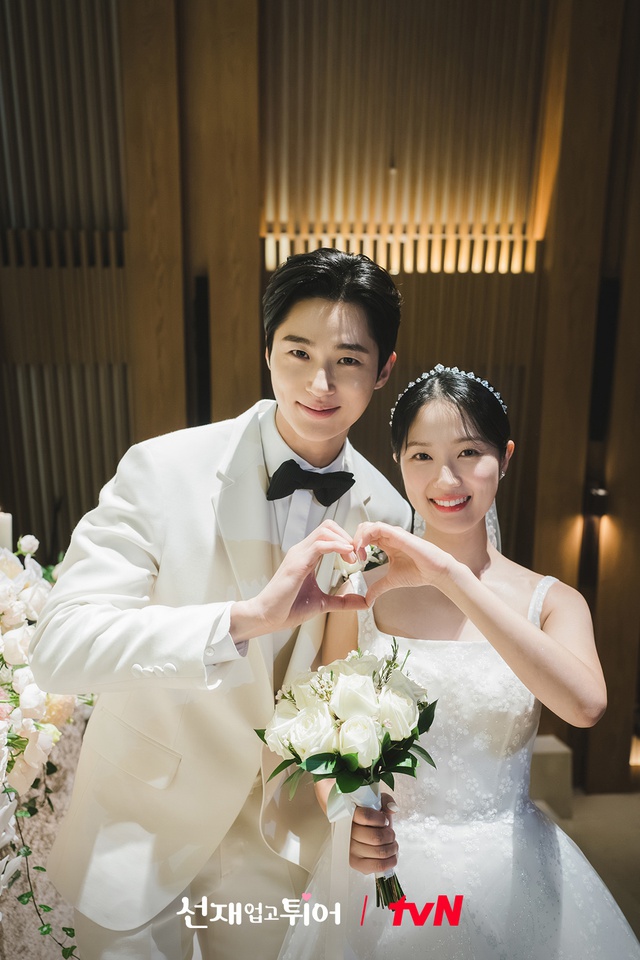Ảnh cưới Byeon Woo Seok và Kim Hye Yoon trong 'Cõng anh mà chạy'- Ảnh 6.