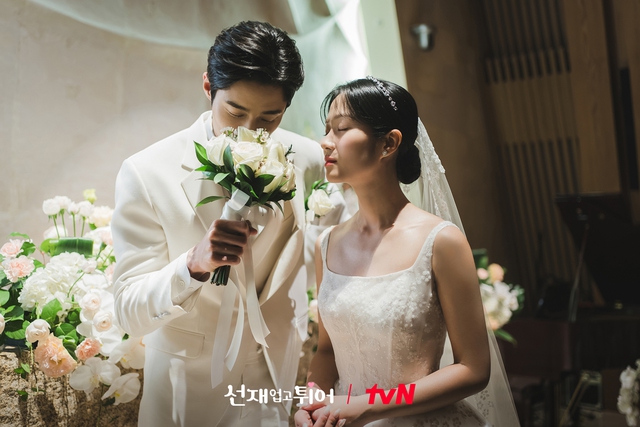 Ảnh cưới Byeon Woo Seok và Kim Hye Yoon trong 'Cõng anh mà chạy'- Ảnh 3.