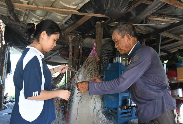 Rớt nước mắt với tấm lòng của bạn đọc hỗ trợ cô học trò khốn khó- Ảnh 4.