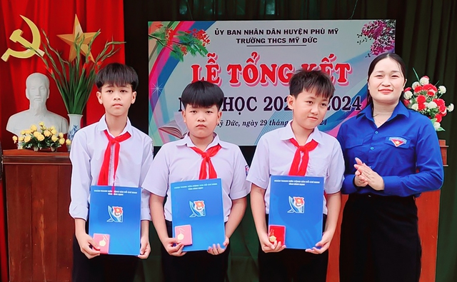 Tặng huy hiệu 'Tuổi trẻ dũng cảm' cho 3 học sinh cứu người khỏi đuối nước- Ảnh 1.