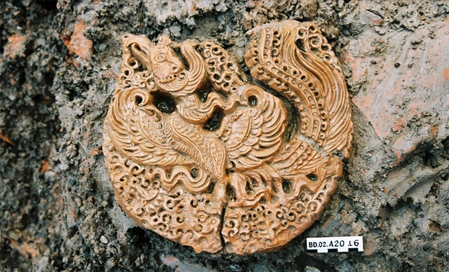 Bảo vật quốc gia: Lá đề thời Lý có hình chim phượng 
múa trên hoa sen- Ảnh 1.