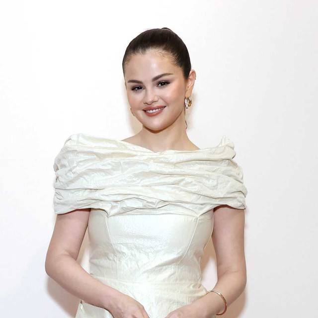 Selena Gomez xinh đẹp quyến rũ với chiếc đầm trắng trễ vai- Ảnh 8.