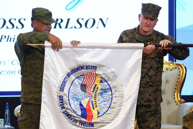 Giám đốc cuộc tập trận Philippines, Thiếu tướng Marvin Licudine (trái) và Giám đốc cuộc tập trận Mỹ William Jurney, công bố lá cờ Balikatan 2024 trong buổi lễ khai mạc cuộc tập trận chung thường niên Philippines - Mỹ tại Philippines vào ngày 22.4.2024