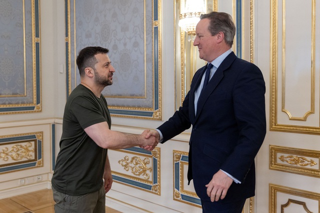 Tổng thống Ukraine Volodymyr Zelensky (trái) và Ngoại trưởng Anh David Cameron bắt tay tại một cuộc họp chung ở Kyiv (Ukraine) vào ngày 2.5.2024.