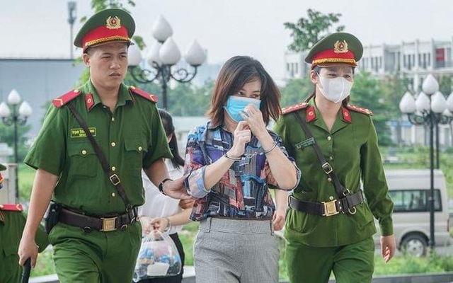 Bà Phạm Bích Hằng được dẫn giải đến tòa trong vụ án 