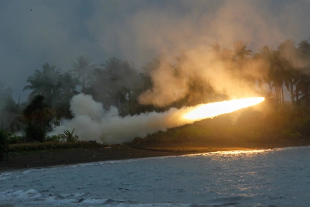 Một tên lửa được phóng từ hệ thống tên lửa pháo binh cơ động cao M142 (HIMARS) tại ngôi làng ven biển Campong Ulay ở Palawan (Philippines) vào ngày 2.5.2024.