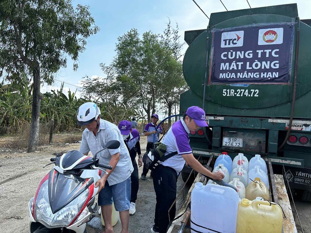 Những chuyến xe không chỉ chở nước sạch mà còn chở rất nhiều sự yêu thương của TTC đến bà con vùng hạn mặn