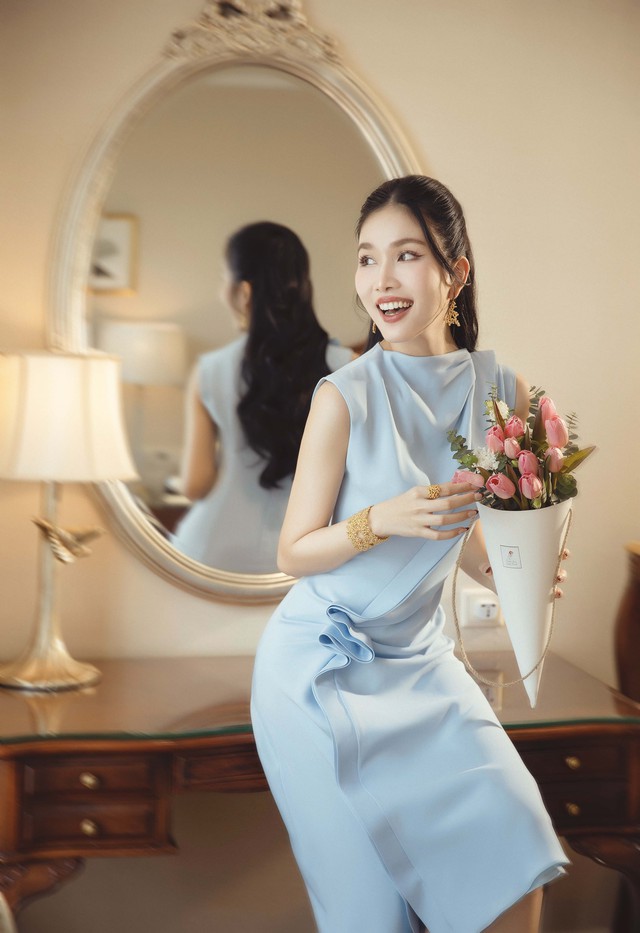 Nàng á hậu khoe gu thời trang thanh lịch, tinh tế trong những thiết kế mới của NTK Lê Thanh Hòa. Người đẹp hiện là một người mẫu và biên tập viên truyền hình
