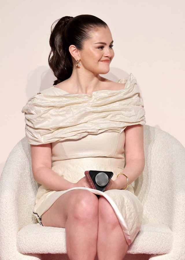 Selena Gomez xinh đẹp quyến rũ với chiếc đầm trắng trễ vai- Ảnh 4.