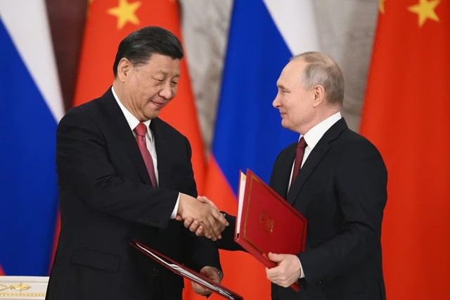 Tổng thống Nga Vladimir Putin (phải) bắt tay Chủ tịch nước Trung Quốc Tập Cận Bình sau lễ ký kết tại Moscow, Nga vào tháng 3.2023