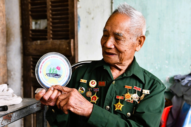 Ông Nguyễn Văn Kỷ (đội 17A, xã Thanh Hưng, H.Điện Biên) và vật lưu niệm của Ban liên lạc Trung đoàn 176 - Nông trường quốc doanh Điện Biên tặng năm 2014