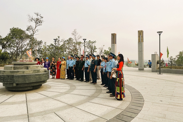 Các cựu chiến binh lên lại chiến trường xưa và thắp hương tại đền thờ liệt sĩ chiến trường Điện Biên Phủ, tháng 4.2024
