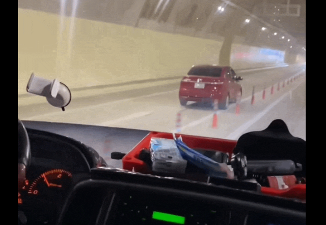 Xe ô tô chạy ngược chiều trong đường hầm cao tốc Diễn Châu - Bãi Vọt- Ảnh 1.