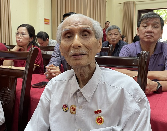 Cụ Nguyễn Công Dinh tham dự buổi lễ ra mắt sách Điện Biên Phủ