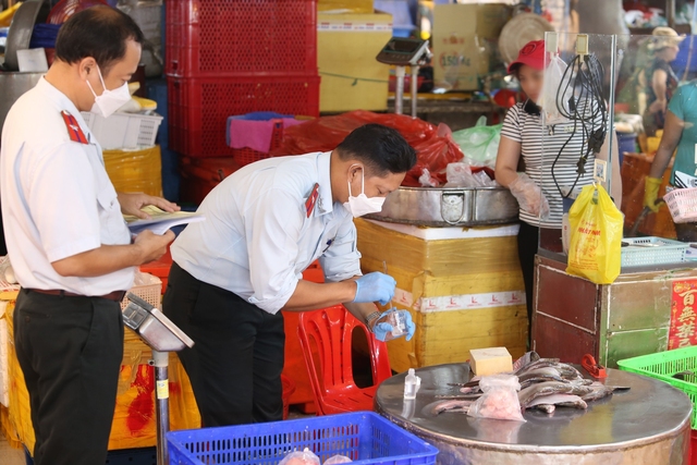 Lực lượng chức năng kiểm tra thực phẩm tại chợ đầu mối Bình Điền (Q.8, TP.HCM)