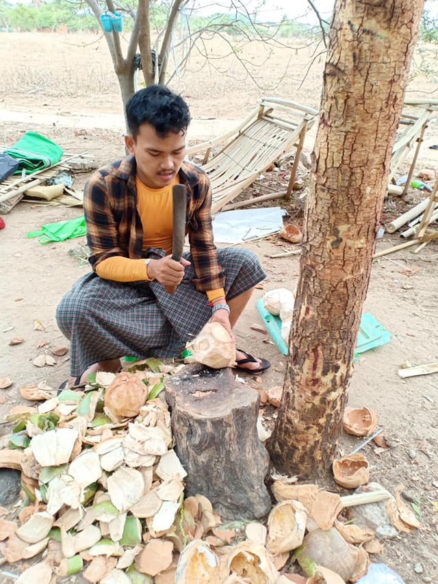 Người đàn ông bán nước dừa giải khát ở bên đường vào khu du lịch của Bagan