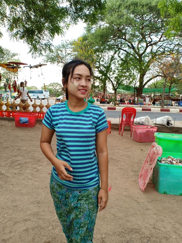 Cô gái nhỏ duyên dáng bán hàng bên đường ở Bagan, cô bôi thanaka
