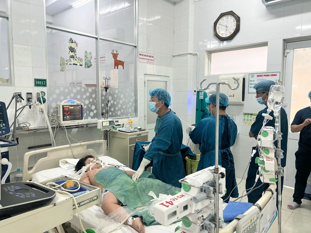 Bệnh nhi 6 tuổi bị ngộ độc thực phẩm nặng đang điều trị tại Bệnh viện Nhi đồng Đồng Nai