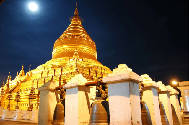 Một đêm trăng tròn ở chùa Shwezigon - ngôi chùa được dát vàng đầu tiên và được xem là linh thiêng nhất ở đất nước Miến Điện