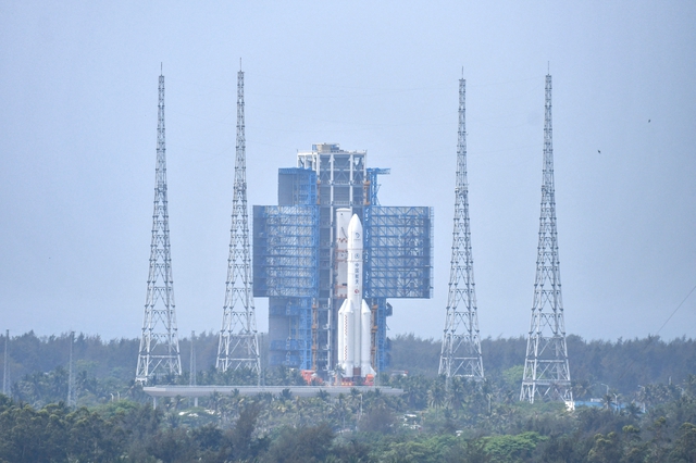 Tàu thăm dò mặt trăng Hằng Nga 6 và tổ hợp tên lửa đẩy Trường Chinh 5 Y8 trên bệ phóng tại Trung tâm phóng vệ tinh Văn Xương ở tỉnh Hải Nam (Trung Quốc)