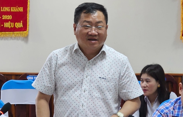 Ông Tăng Quốc Lập, Phó chủ tịch UBND TP.Long Khánh báo cáo với đoàn công tác của Bộ Y tế