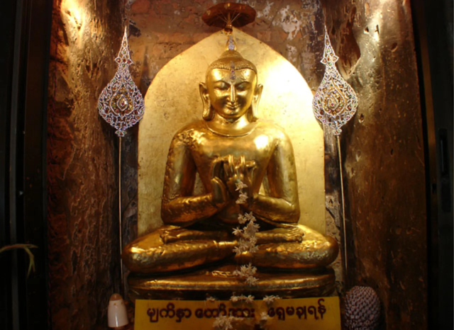 Tượng Phật bên trong chùa Alodawpyay
