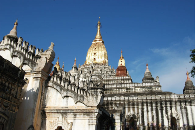 Chùa Ananda là một trong bốn di tích linh thiêng ở Bagan