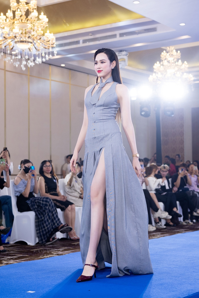 Hoa hậu Đỗ Thị Hà diện đầm xẻ cao khi xuất hiện tại buổi chung khảo