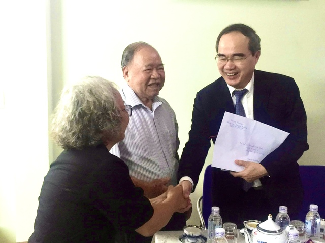 PGS-TS-NGND Huỳnh Văn Hoàng (giữa) được lãnh đạo TP.HCM đến thăm nhân dịp Ngày Nhà giáo Việt Nam (20.11) năm  2017
