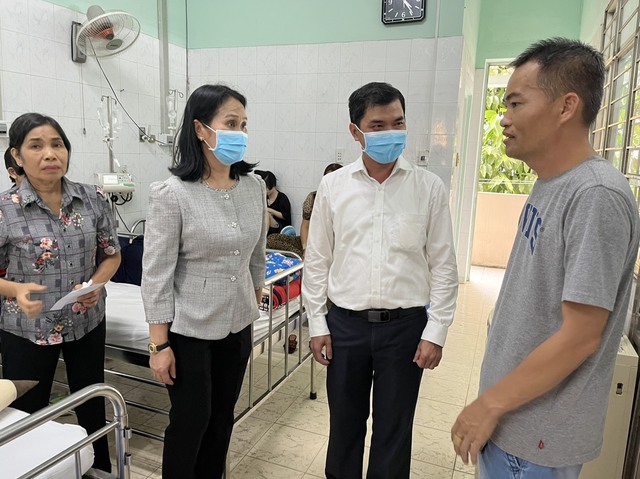 Lãnh đạo TP.Long Khánh đến thăm và động viên gia đình bệnh nhi ngộ độc thực phẩm sau ăn bánh mì, đang nằm điều trị tại Bệnh viện Nhi đồng Đồng Nai