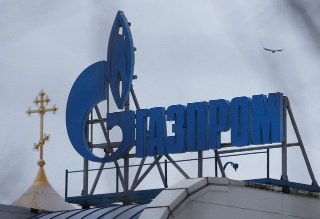 Logo Gazprom được lắp đặt trên nóc tòa nhà ở Saint Petersburg (Nga) ngày 5.2