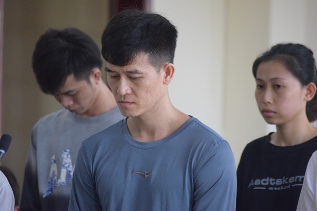 Bị cáo Nguyễn Thành Nguyễn (giữa), Giám đốc Trung tâm 66-02D, bị TAND tỉnh Đồng Tháp phạt 22 năm tù về tội nhận hối lộ và giả mạo trong công tác