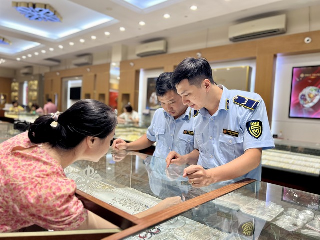 Tổng cục Quản lý thị trường trực tiếp kiểm tra 3 cửa hàng kinh doanh vàng bạc tại Hà Nội và phát hiện nhiều vi phạm, đang hoàn thiện hồ sơ để ra quyết định xử lý