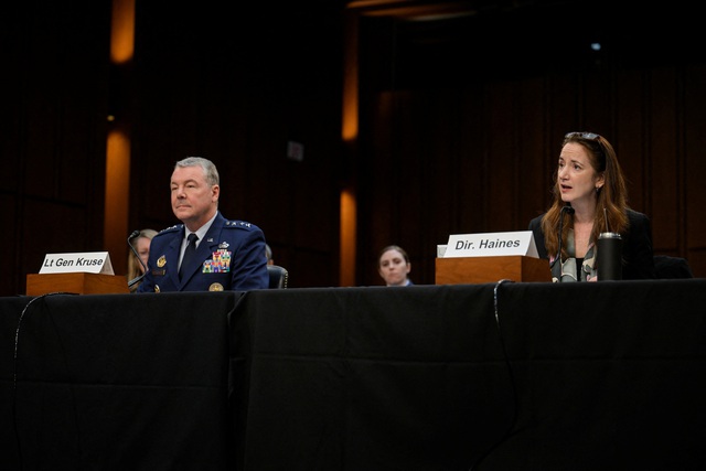 Giám đốc Cơ quan Tình báo Quốc phòng Mỹ Jeffrey Kruse (trái) và Giám đốc Tình báo Quốc gia Mỹ bà Avril Haines trong phiên điều trần ngày 2.5