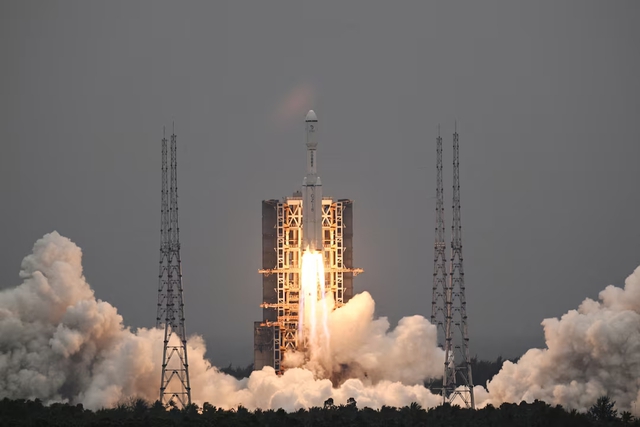 Một tên lửa Trường Chinh 8, mang theo vệ tinh chuyển tiếp Thước Kiều 2 để liên lạc giữa trái đất và mặt trăng, được phóng tại Trung tâm phóng vệ tinh Văn Xương ở tỉnh Hải Nam (Trung Quốc) vào ngày 20.3.2024.