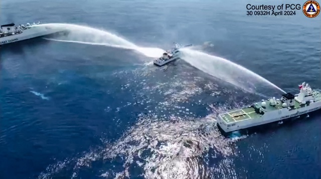 Hình ảnh từ video do Lực lượng Tuần duyên Philippines quay và phát hành ngày 30.4 cho thấy tàu tuần duyên Philippines BRP Bagacay (giữa) bị trúng vòi rồng từ hai tàu hải cảnh Trung Quốc gần bãi cạn Scarborough ở Biển Đông