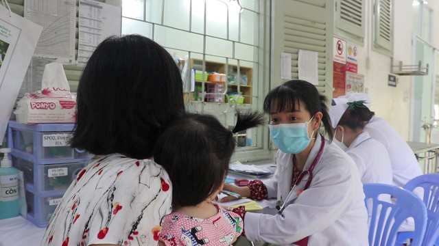 Trẻ khám tay chân miệng tại Bệnh viện Nhi đồng 2