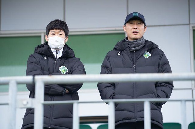 HLV Kim Sang-sik và cựu danh thủ Park Ji-sung ở CLB Jeonbuk