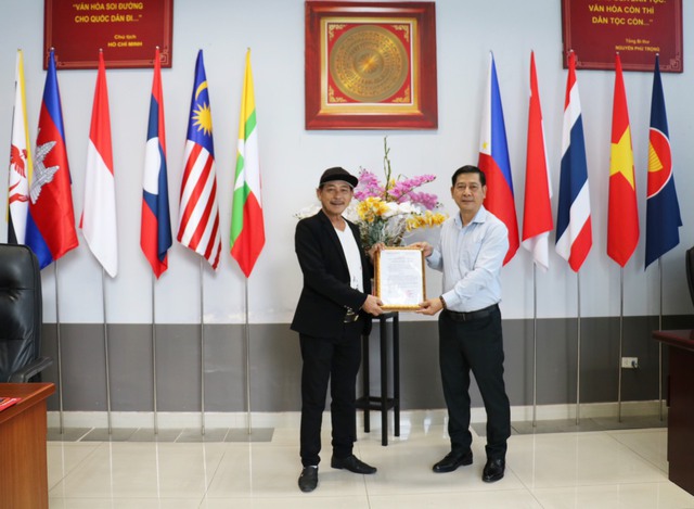 Viện trưởng viện nghiên cứu bảo tồn phát triển văn hóa nghệ thuật Đông Nam Á Lê Văn Tiếp trao quyết định bổ nhiệm nghệ sĩ Duy Anh (trái) làm Giám đốc Trung tâm nghiên cứu biểu diễn nghệ thuật - âm nhạc Đông Nam Á