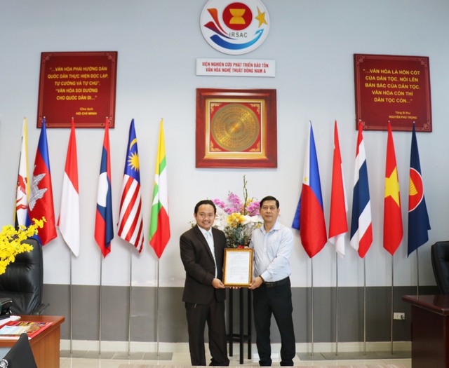 Ông Nguyễn Trung Thành (trái) nhận chức Phó giám đốc Trung tâm nghiên cứu biểu diễn nghệ thuật - âm nhạc Đông Nam Á