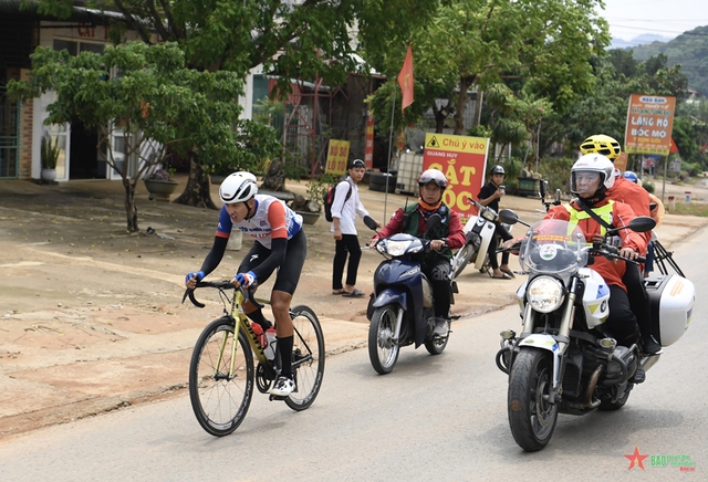 Nguyễn Minh Thiện độc diễn gần 50 km về đích chặng 3 giải xe đạp 'Về Điện Biên Phủ' 2024