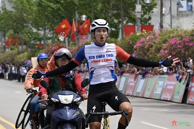 Tay đua Nguyễn Minh Thiện ăn mừng chiến thắng tại Sơn La, đoạt áo vàng từ tay Phạm Lê Xuân Lộc