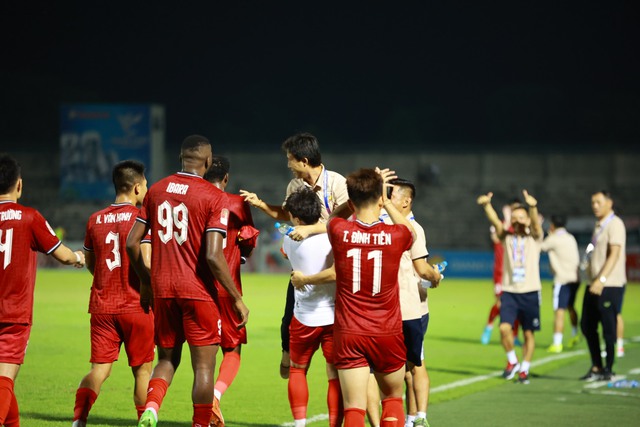 Niềm vui của đội khách Quảng Nam